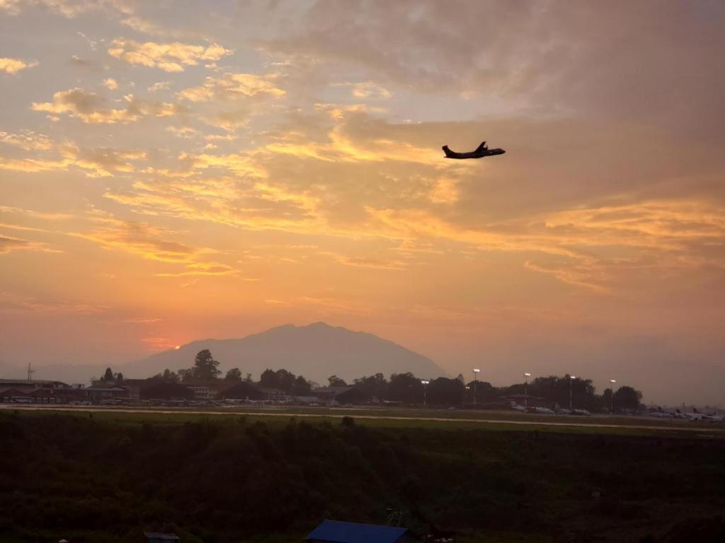 Kathmandu Airport View Hotel And Lodge エクステリア 写真